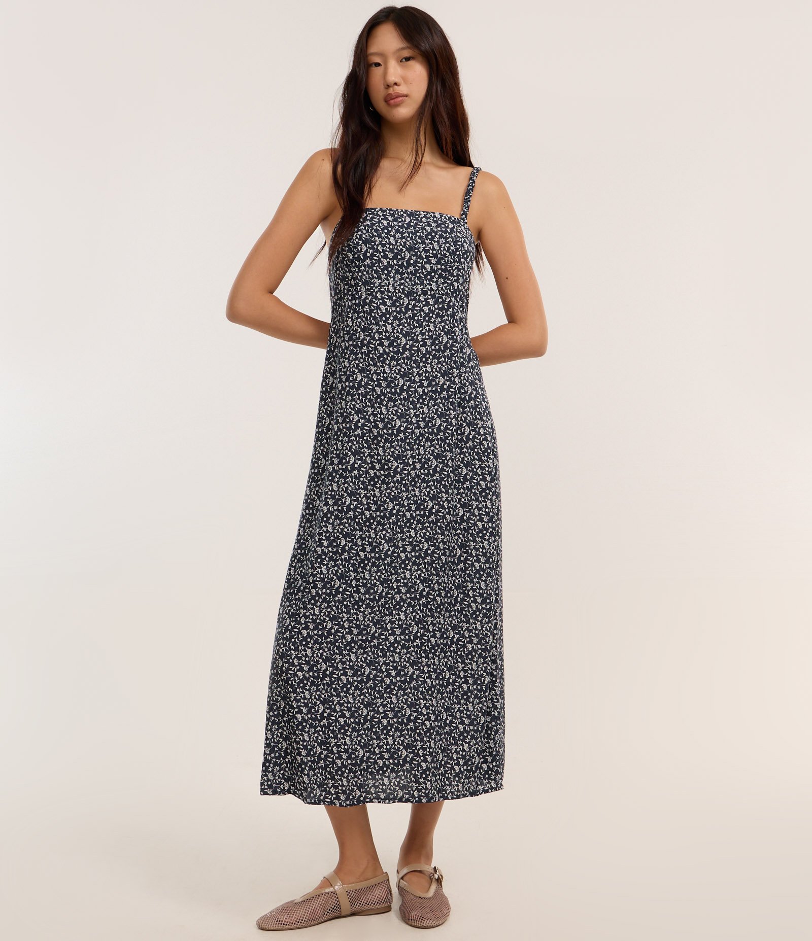 Vestido New Midi em Viscose Floral Liberty com Lastex nas Costas Azul Marinho 2