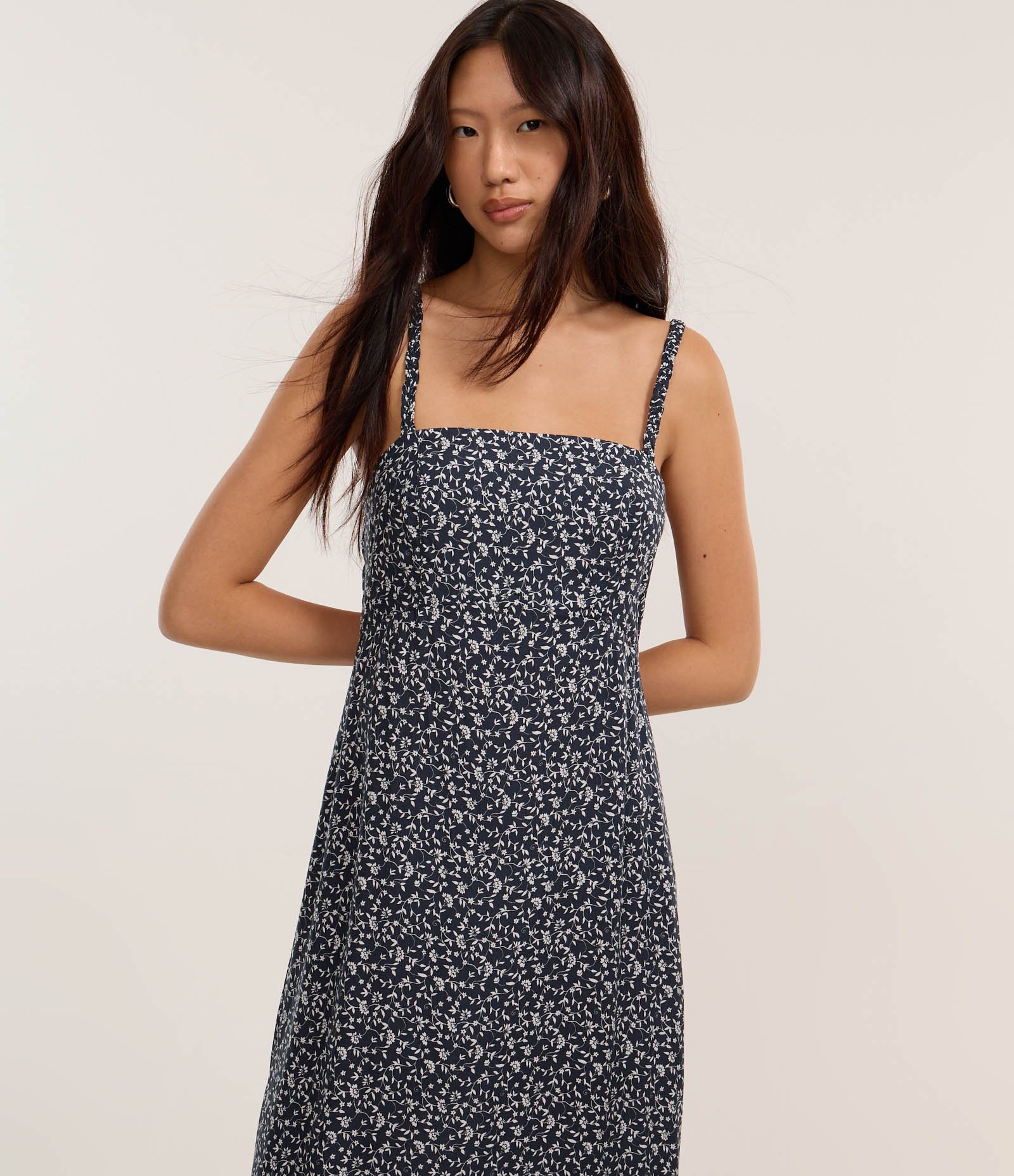 Vestido New Midi em Viscose Floral Liberty com Lastex nas Costas Azul Marinho 3
