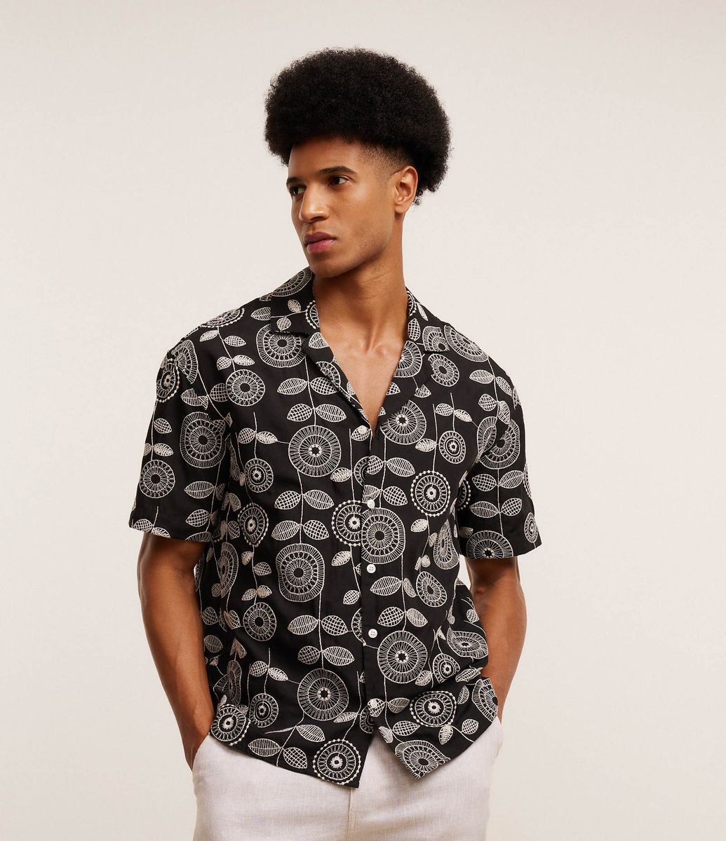 Camisa em Jacquard com Estampa Bordada de Folhagem Preto