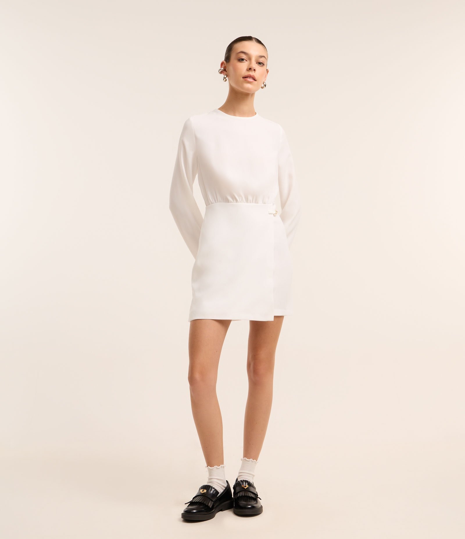 Vestido Curto em Crepe com Abertura nas Costas e Corrente na Cintura Branco Neve 2