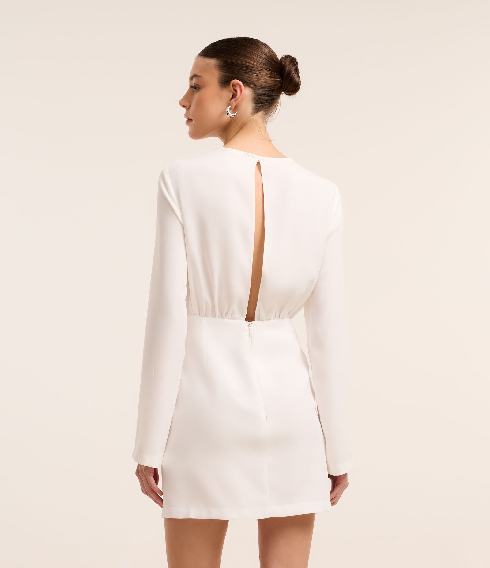 Vestido Curto em Crepe com Abertura nas Costas e Corrente na Cintura Branco Neve 3