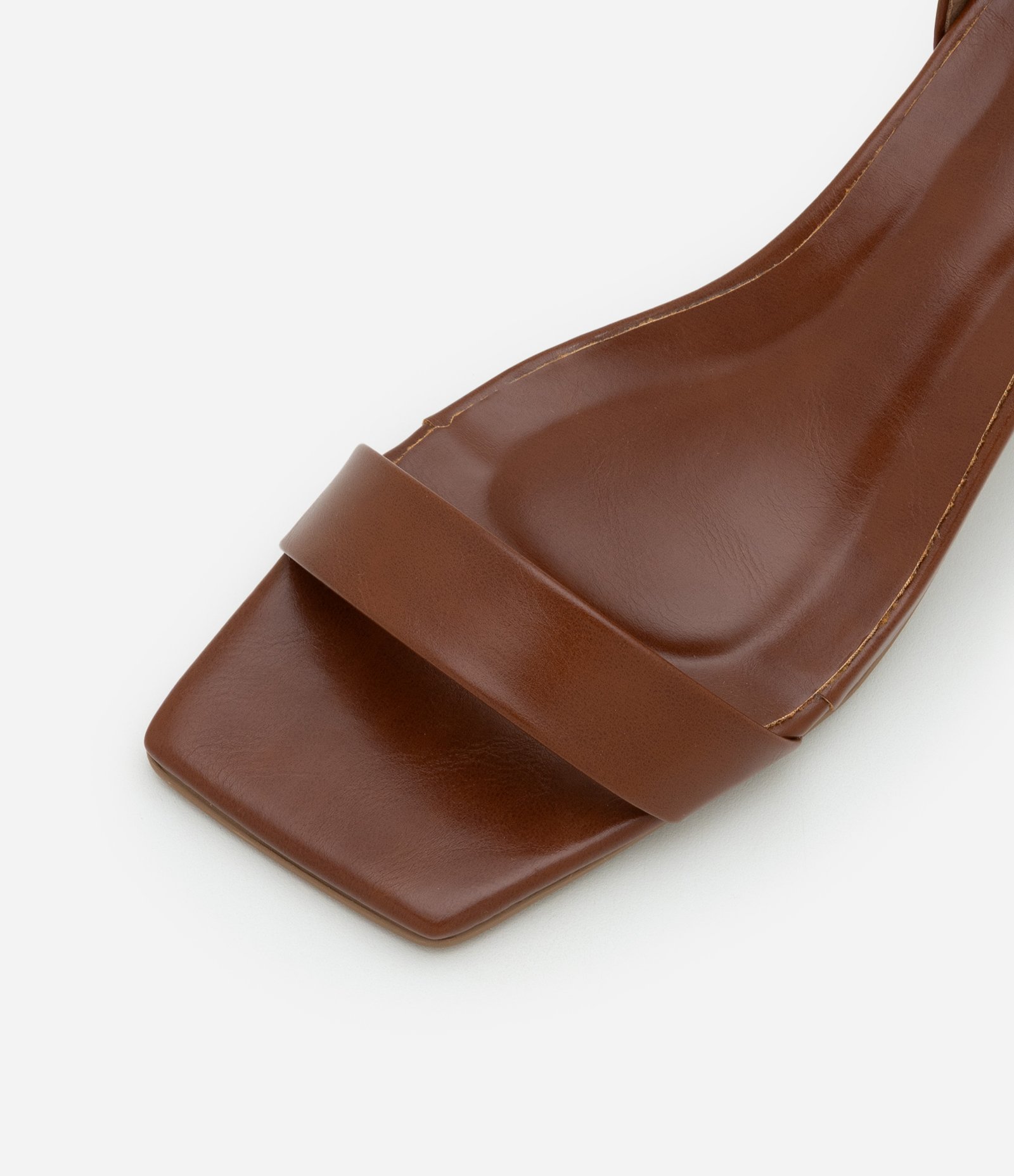 Sandália Básica com Bico Quadrado e Salto Bloco Caramelo 4