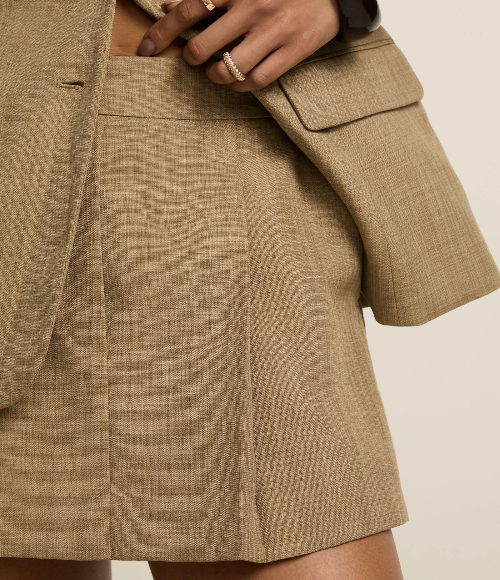 Colete com Botões Irregulares de Metal e Lapelas Bege Escuro 4