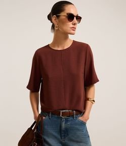 Blusa em Crepe com Gola Redonda e Vazado