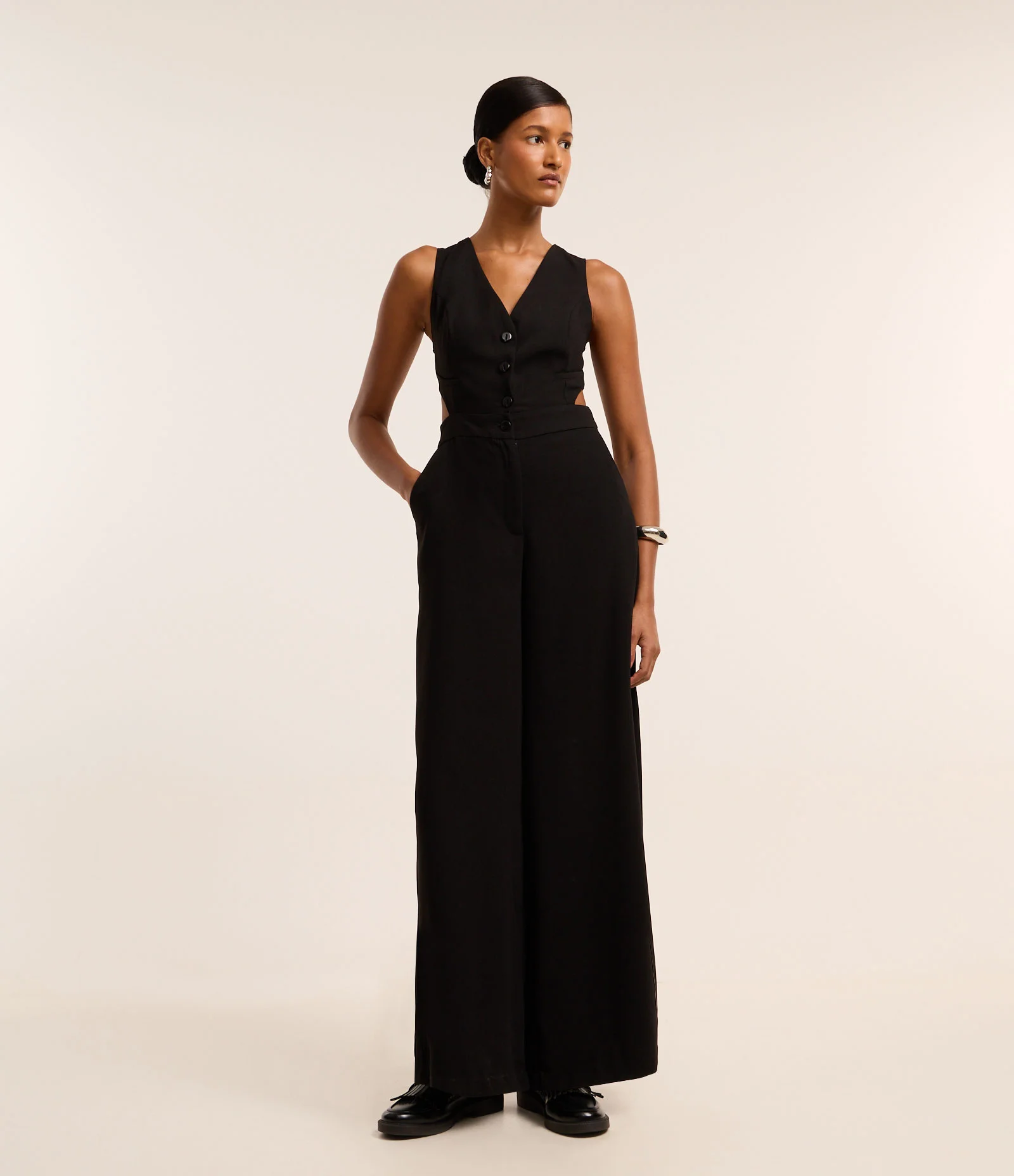 Macacão Longo em Crepe com Abotoamento e Detalhe Vazado Preto 1