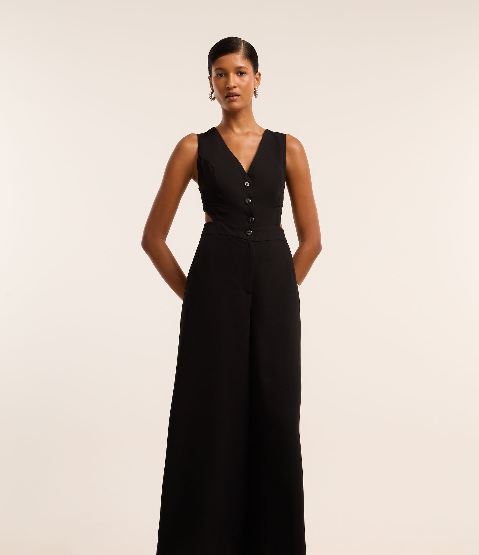 Macacão Longo em Crepe com Abotoamento e Detalhe Vazado Preto 2