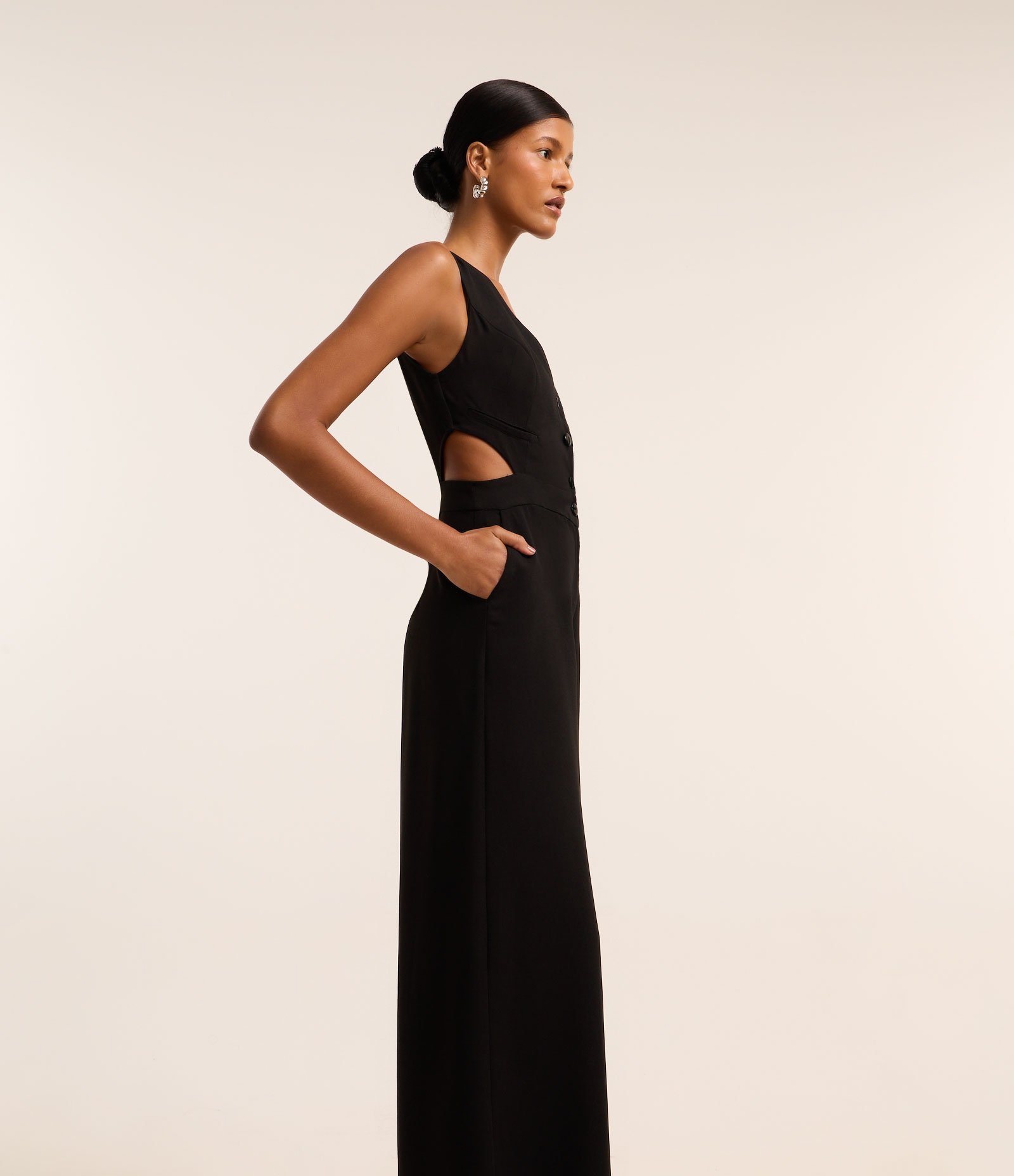 Macacão Longo em Crepe com Abotoamento e Detalhe Vazado Preto 3