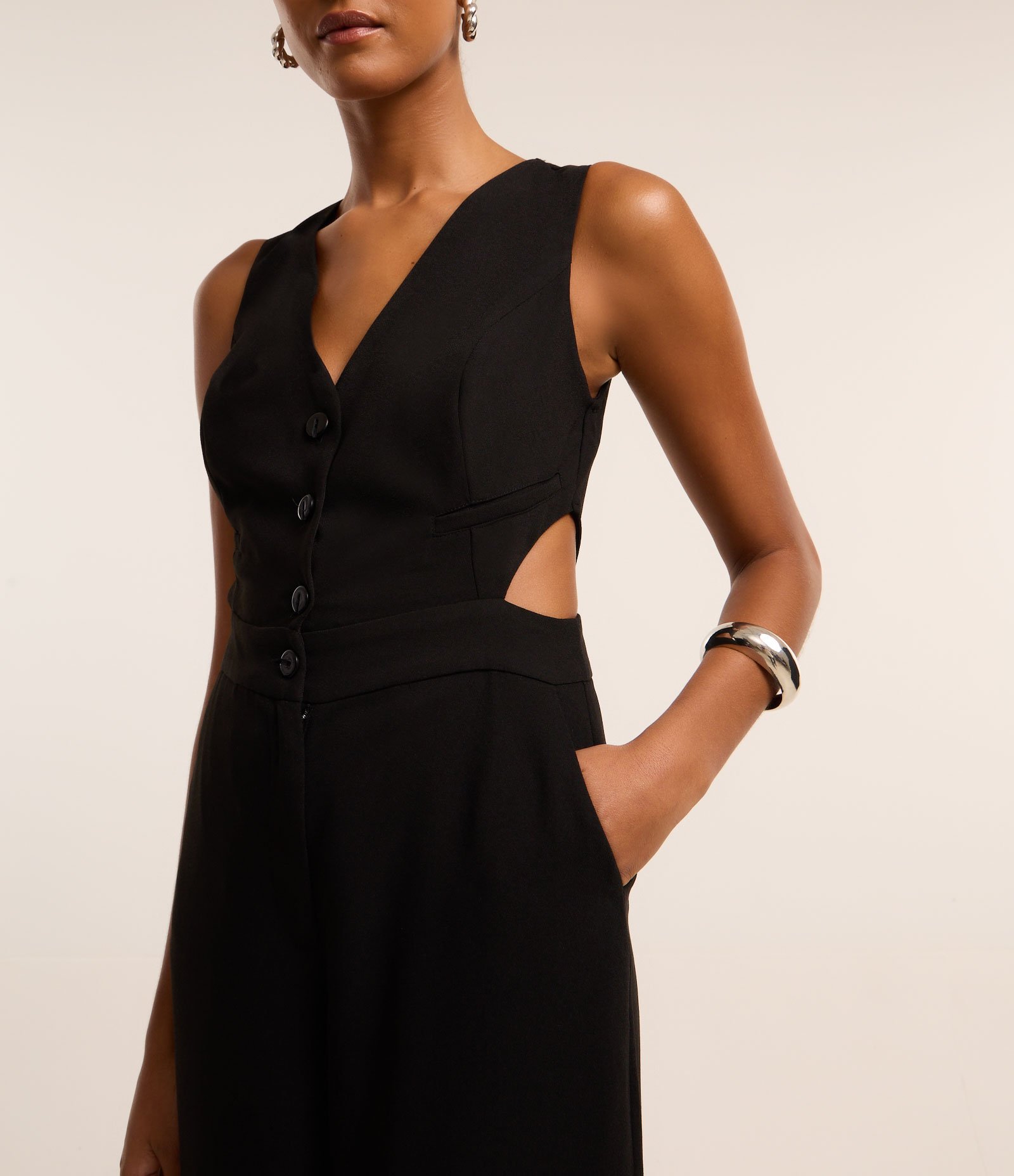 Macacão Longo em Crepe com Abotoamento e Detalhe Vazado Preto 4