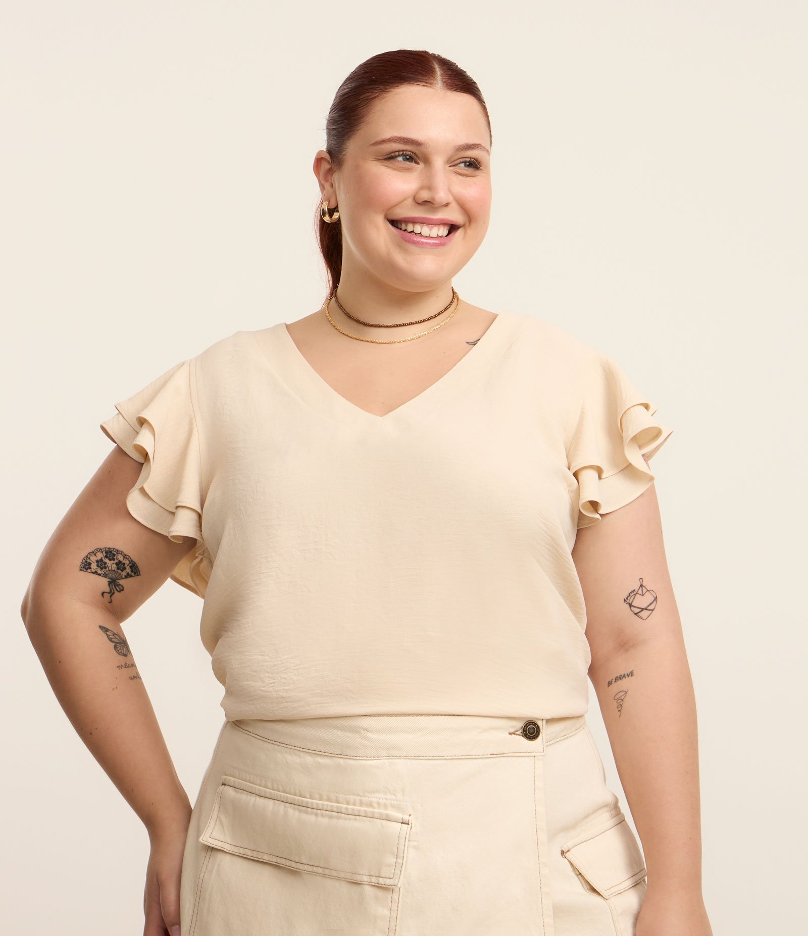 Blusa em Crepe com Babado na Manga Curve & Plus Size Bege 1