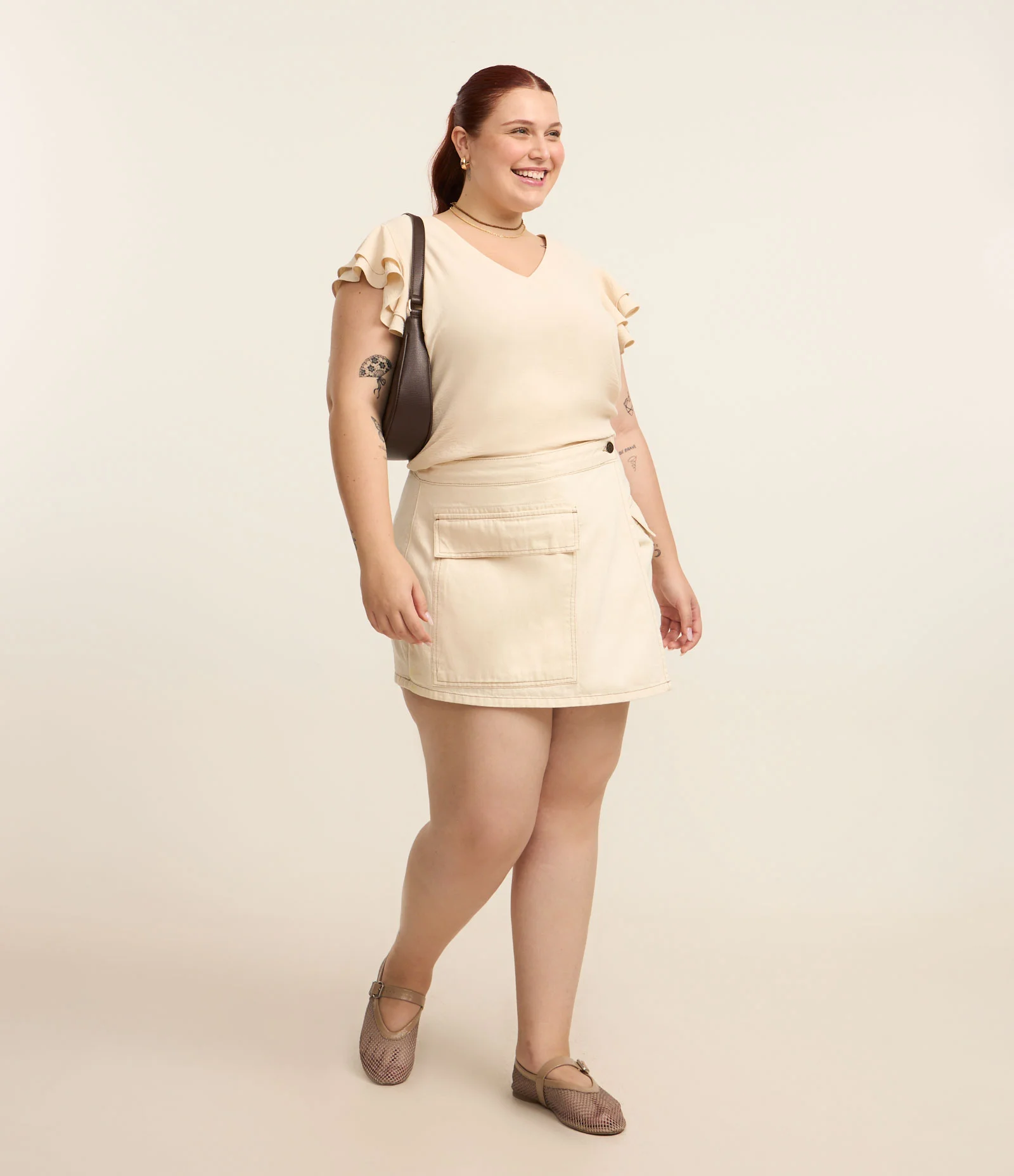 Blusa em Crepe com Babado na Manga Curve & Plus Size Bege 2