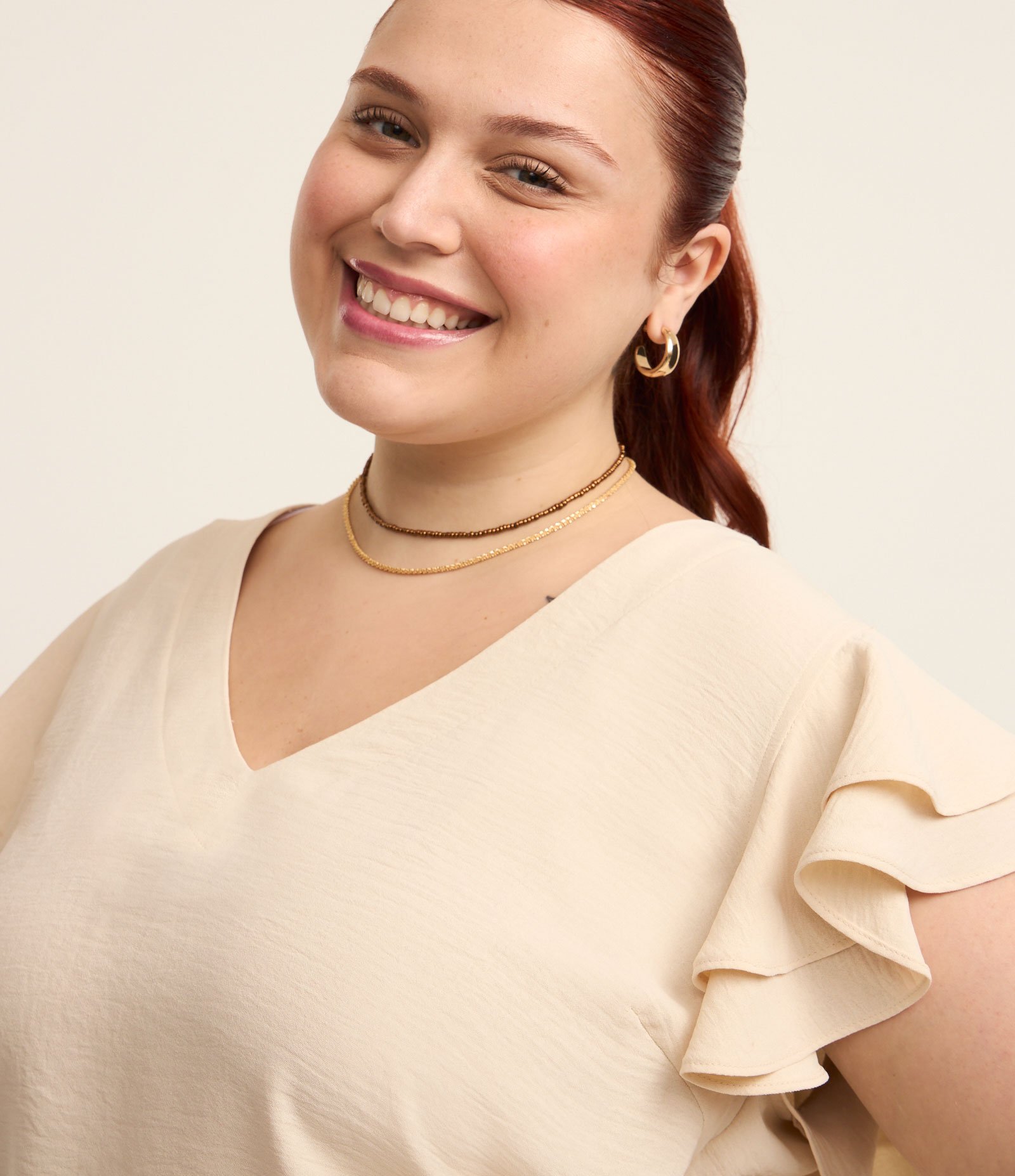 Blusa em Crepe com Babado na Manga Curve & Plus Size Bege 3