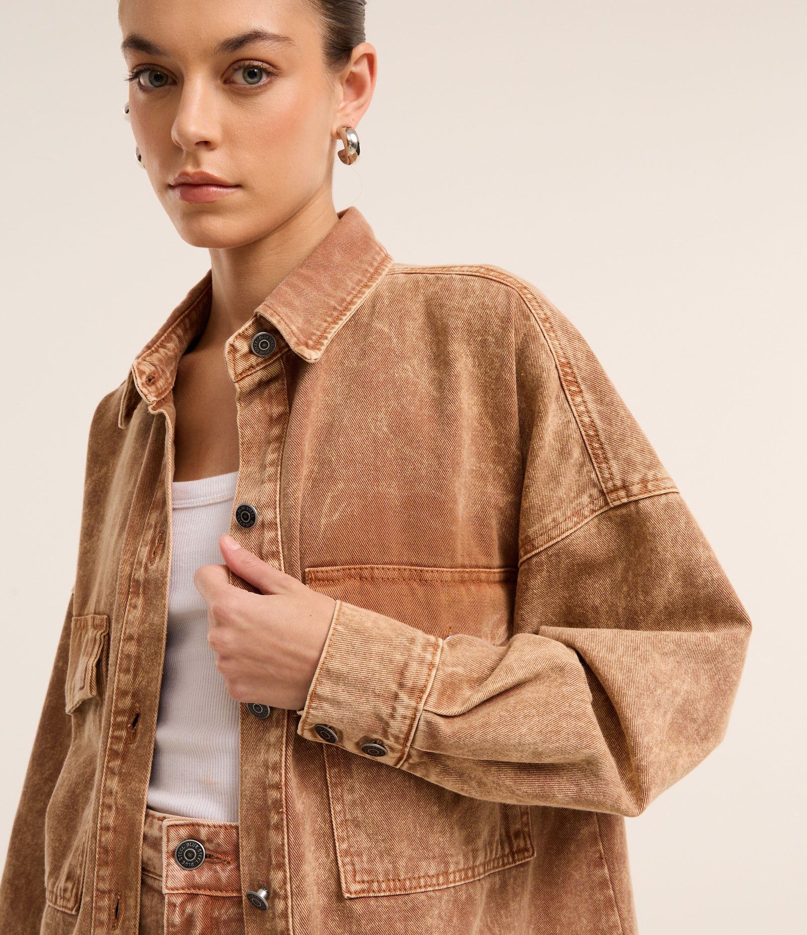 Jaqueta Oversized em Sarja Manchadinha com Bolsos Grandes Marrom 1