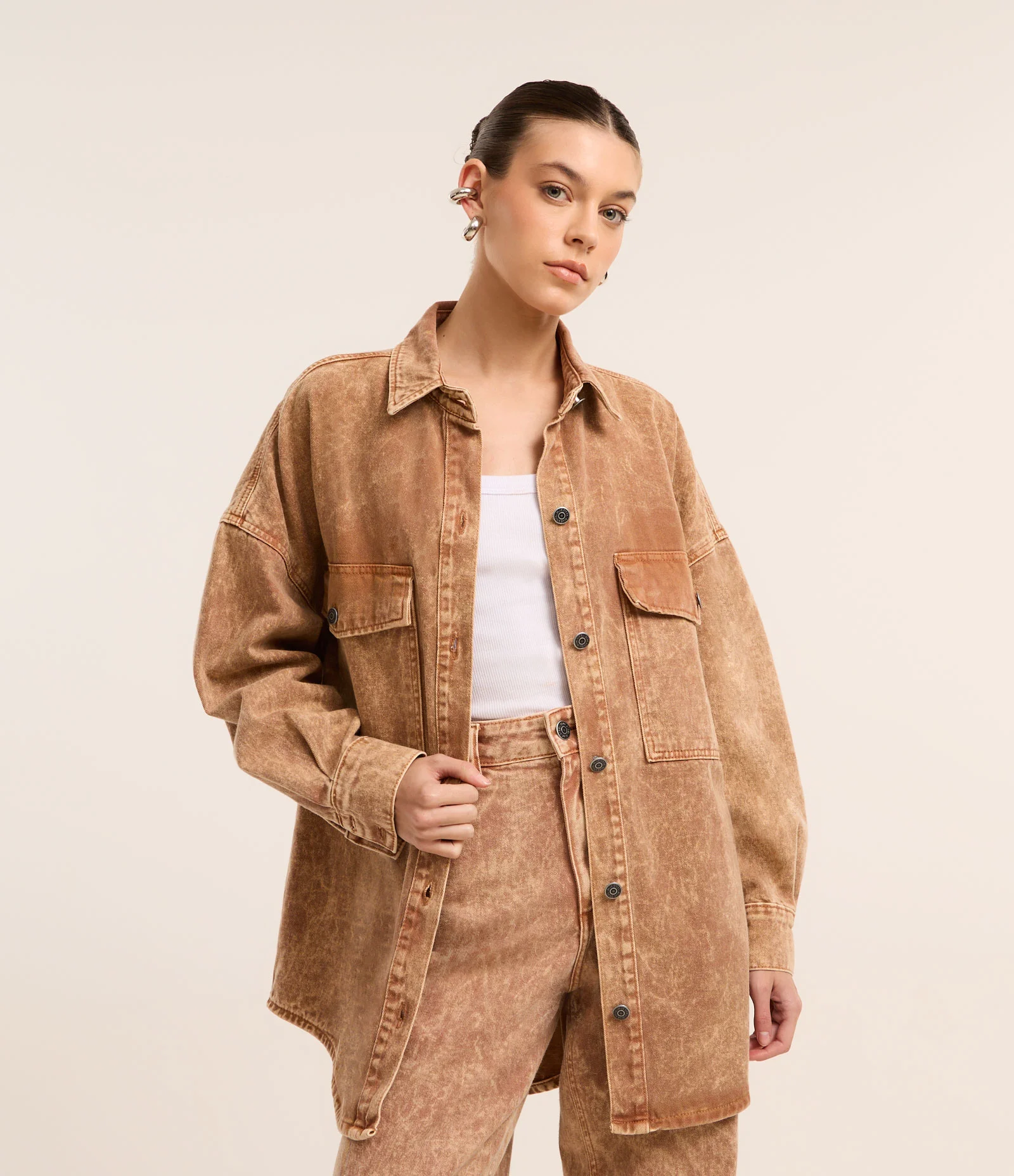 Jaqueta Oversized em Sarja Manchadinha com Bolsos Grandes Marrom 2