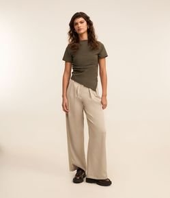 Calça Barrel em Alfaiataria com Pregas e Bolso Faca