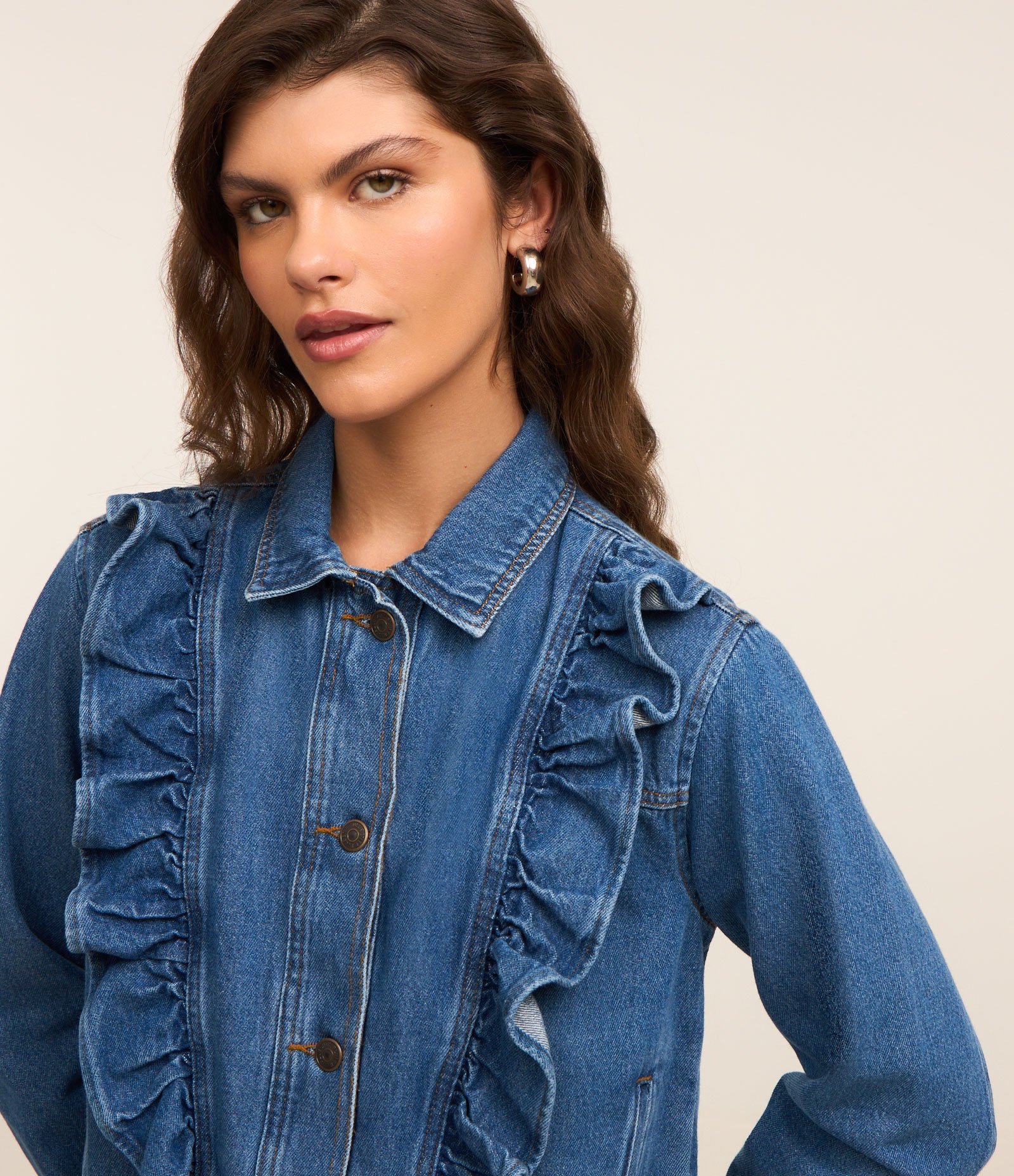 Jaqueta Curta em Jeans com Babados Frontais Azul Médio 4