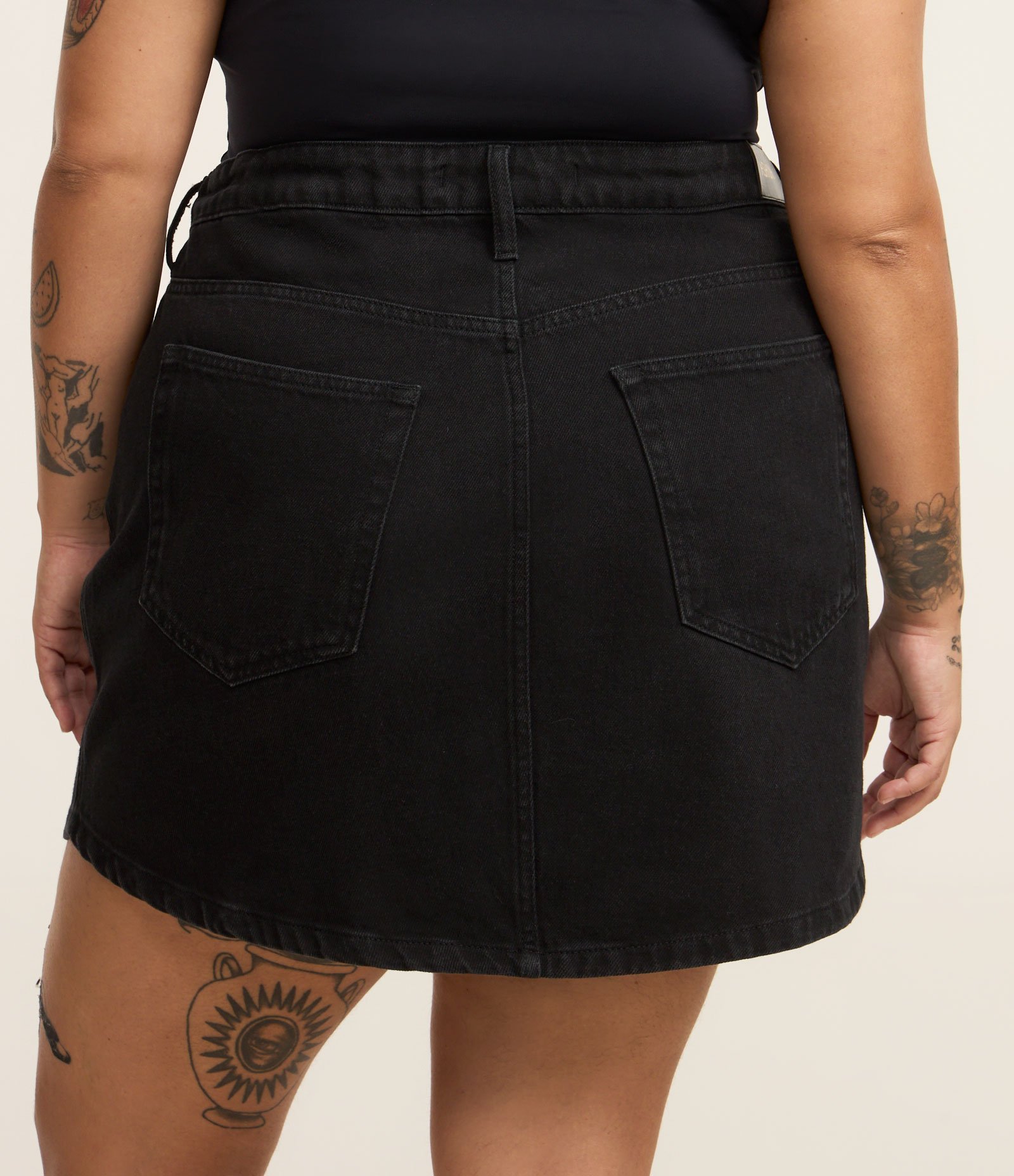 Saia Curta em Jeans Curve & Plus Size Preto 3