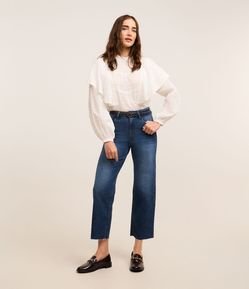 Calça Reta Cropped em Jeans com Barra Desfiada e Cinto com Fivela
