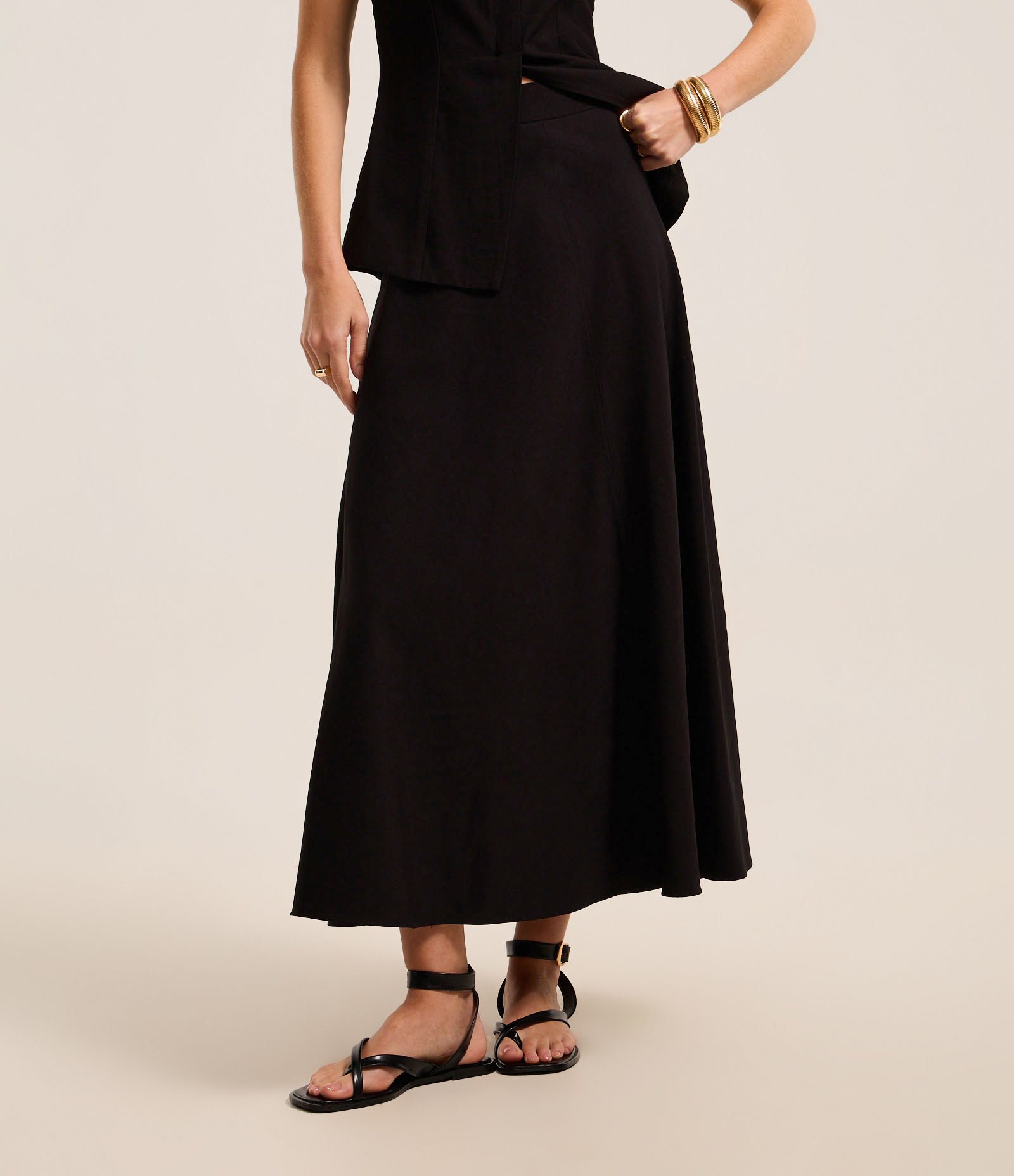 Saia Evasê Midi em Crepe com Cós Fixo Preto 4