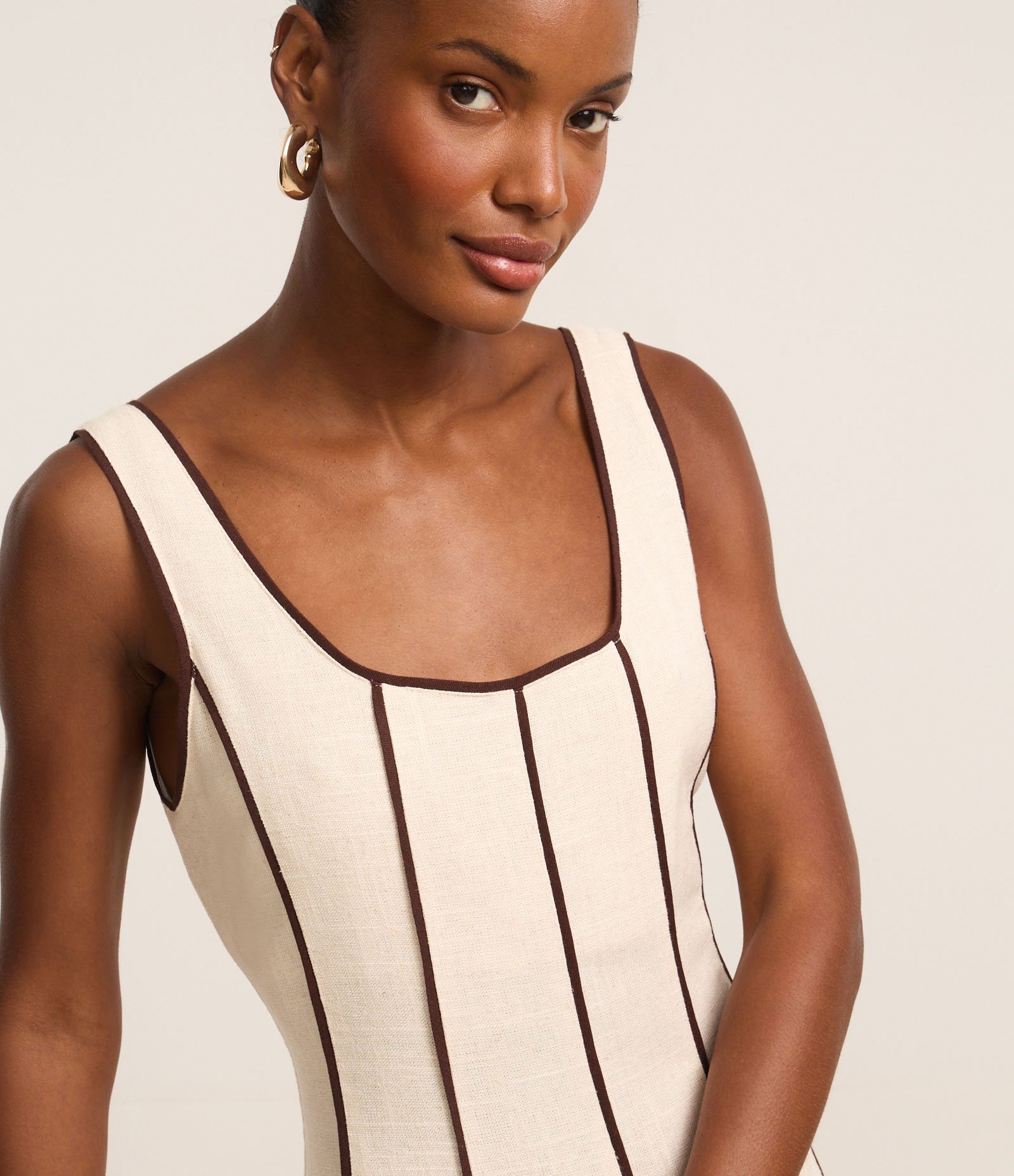 Vestido Evasê Longo em Viscolinho com Viés Contrastante Bege 3