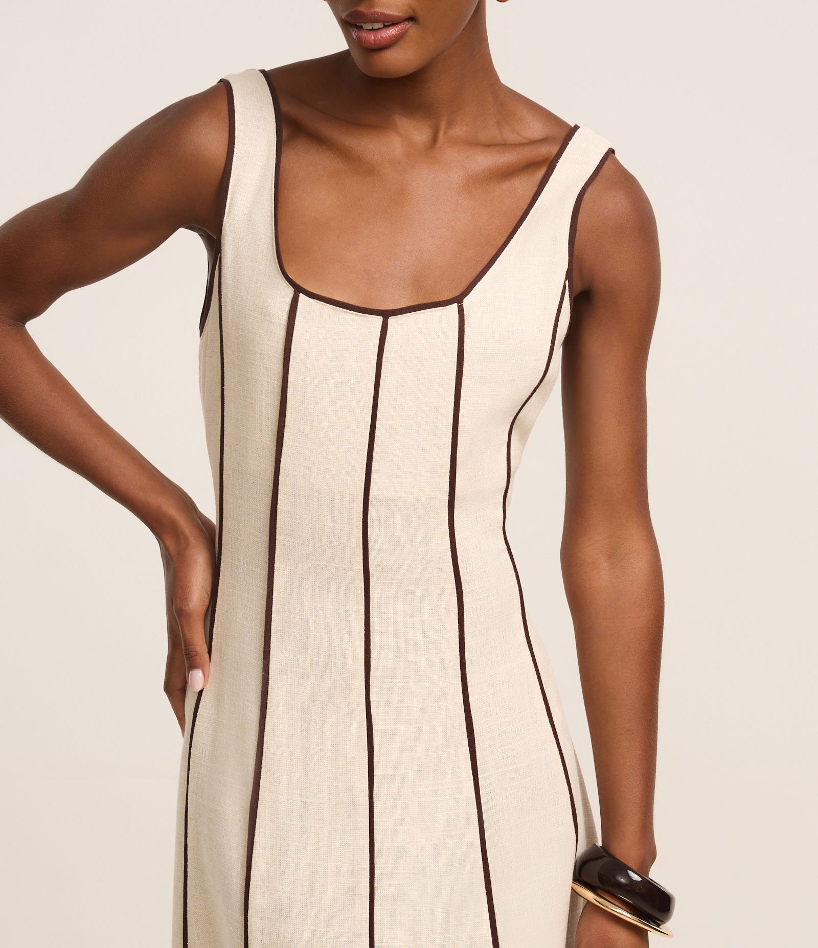 Vestido Evasê Longo em Viscolinho com Viés Contrastante Bege 4