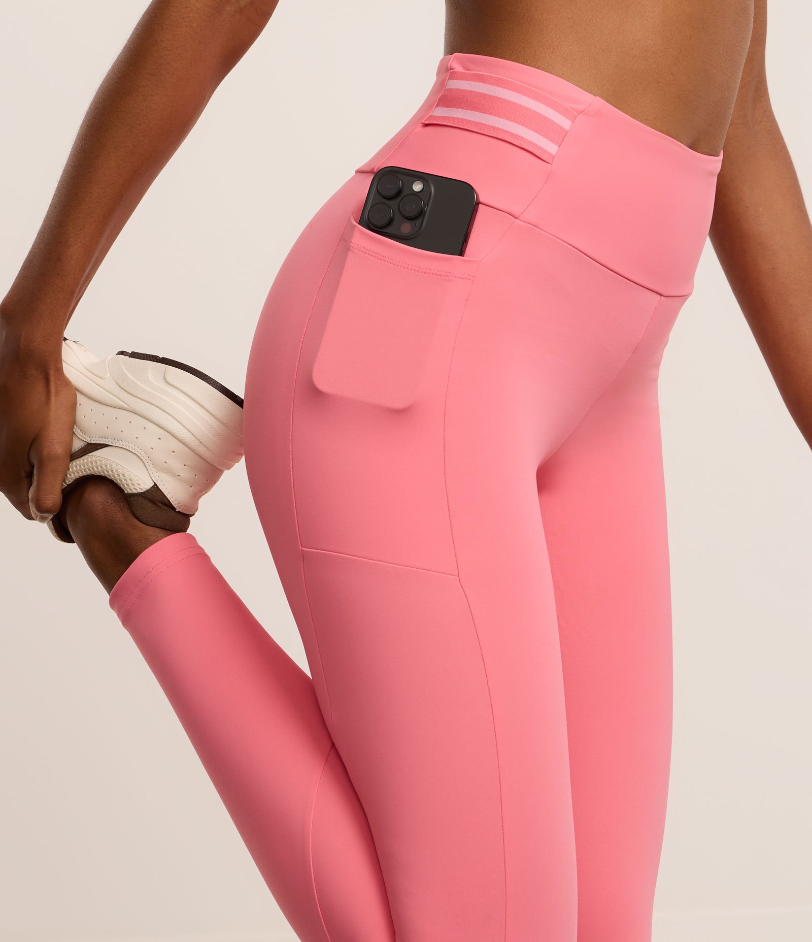 Calça Legging Esportiva em Microfibra com Bolso Lateral e Elástico Porta Camiseta Rosa 1