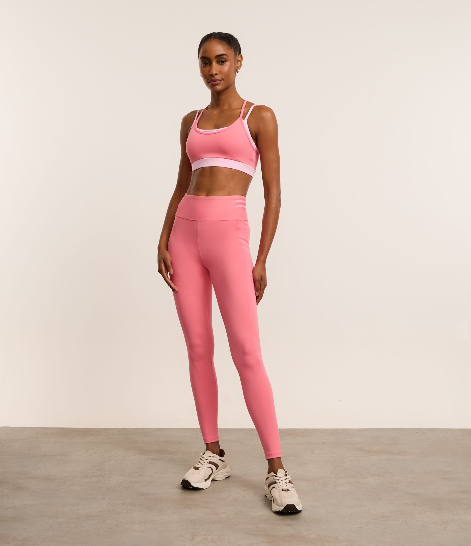 Calça Legging Esportiva em Microfibra com Bolso Lateral e Elástico Porta Camiseta Rosa 2