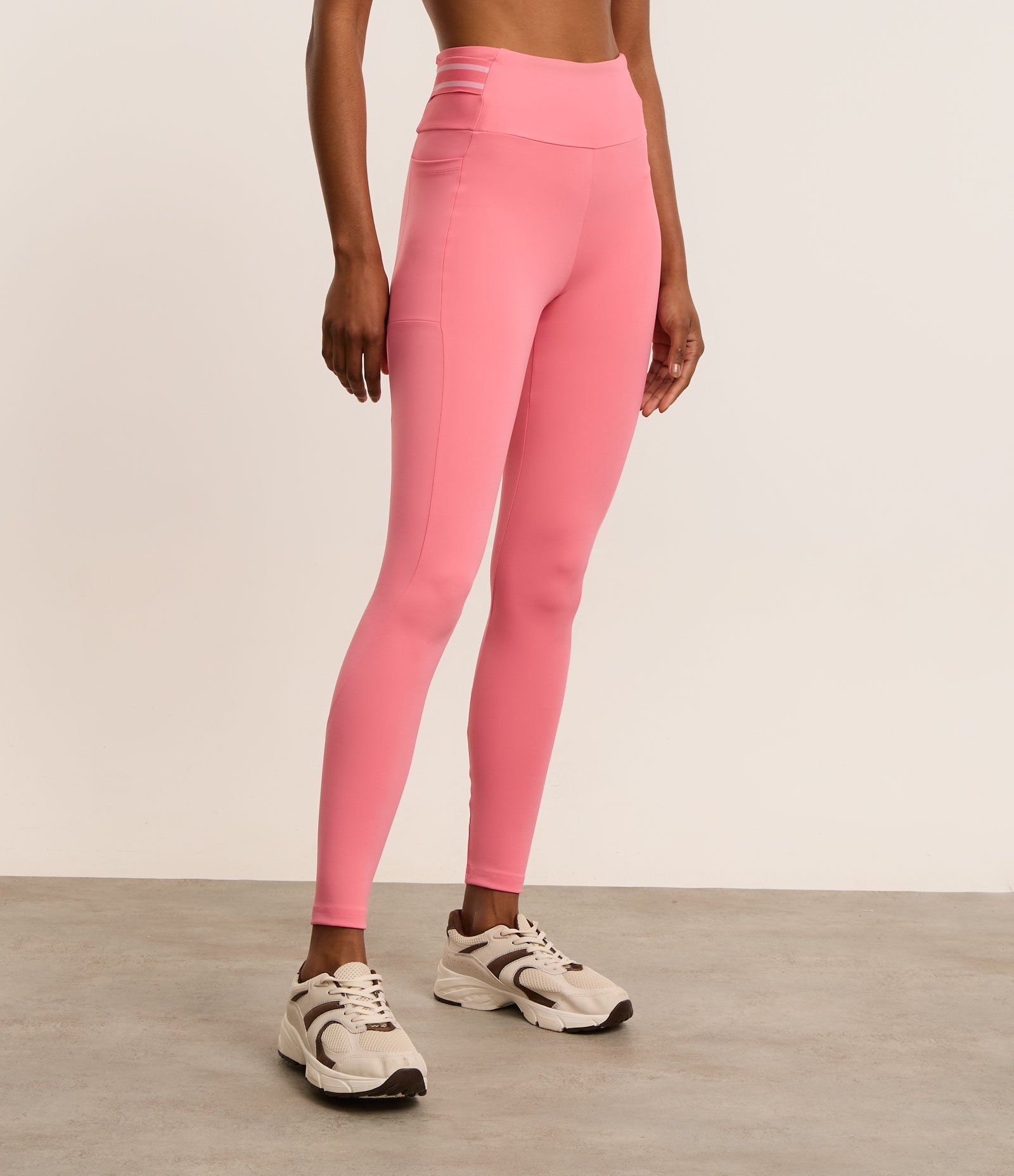 Calça Legging Esportiva em Microfibra com Bolso Lateral e Elástico Porta Camiseta Rosa 3