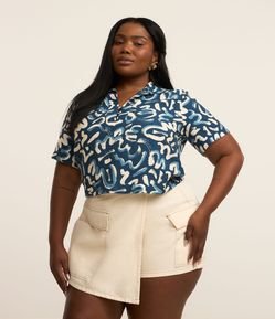 Camisa com Botões Forrados na Gola e Estampa Orgânica Bicolor Curve & Plus Size