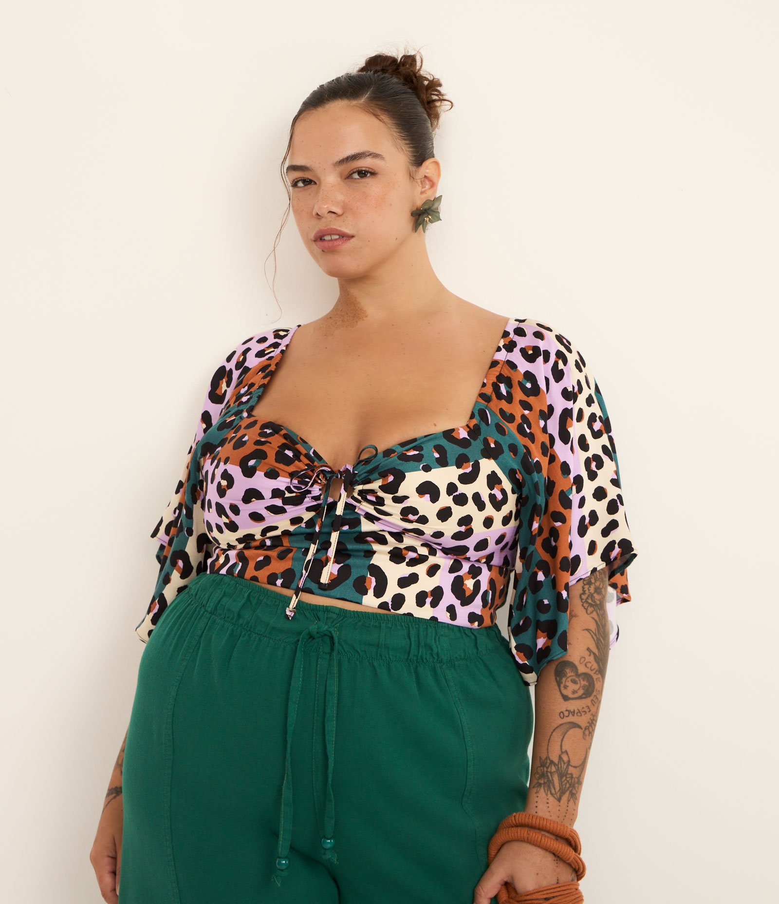 Blusa Cropped em Viscose com Estampa Animal Print Curve & Plus Size Lilás/Verde/Marrom 1