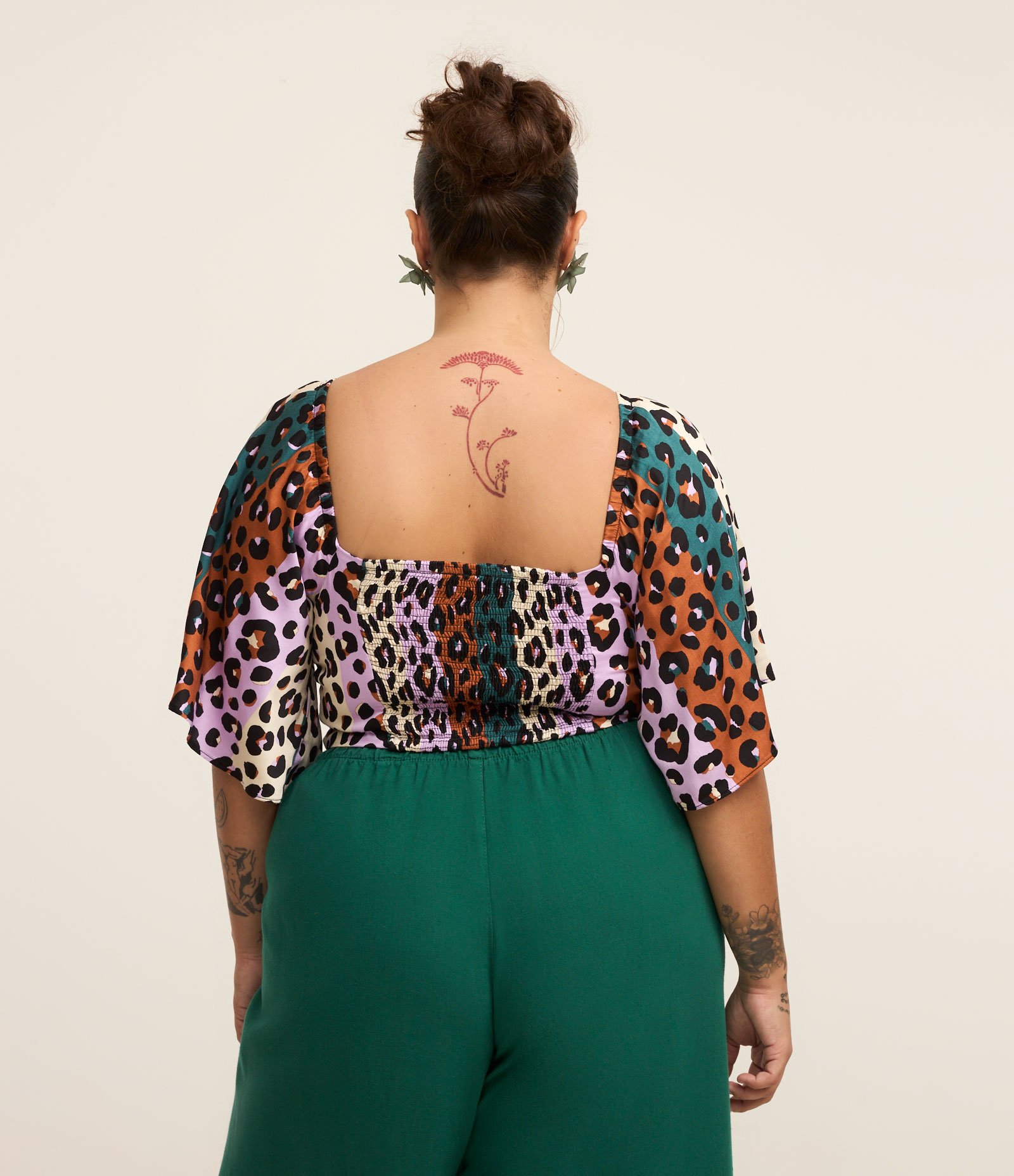 Blusa Cropped em Viscose com Estampa Animal Print Curve & Plus Size Lilás/Verde/Marrom 3