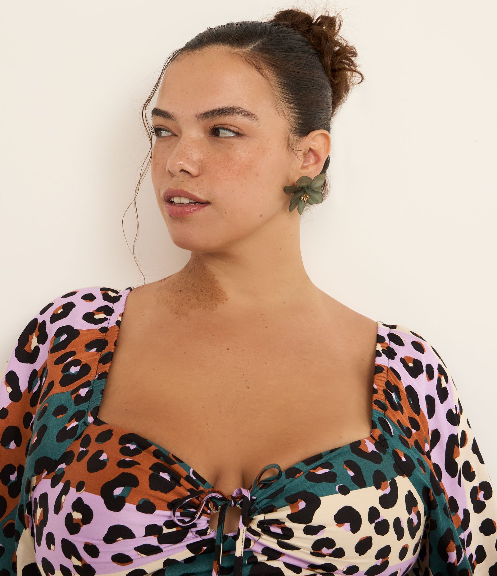 Blusa Cropped em Viscose com Estampa Animal Print Curve & Plus Size Lilás/Verde/Marrom 4