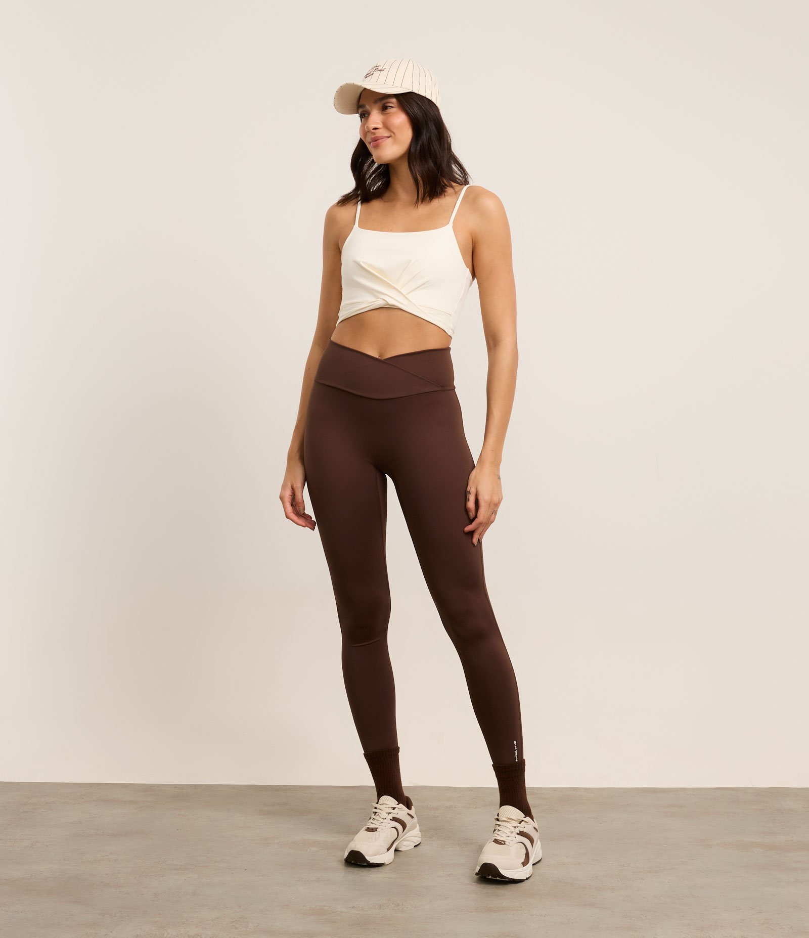 Top Esportivo em Microfibra com Barra Torcida e Bojo Branco 2