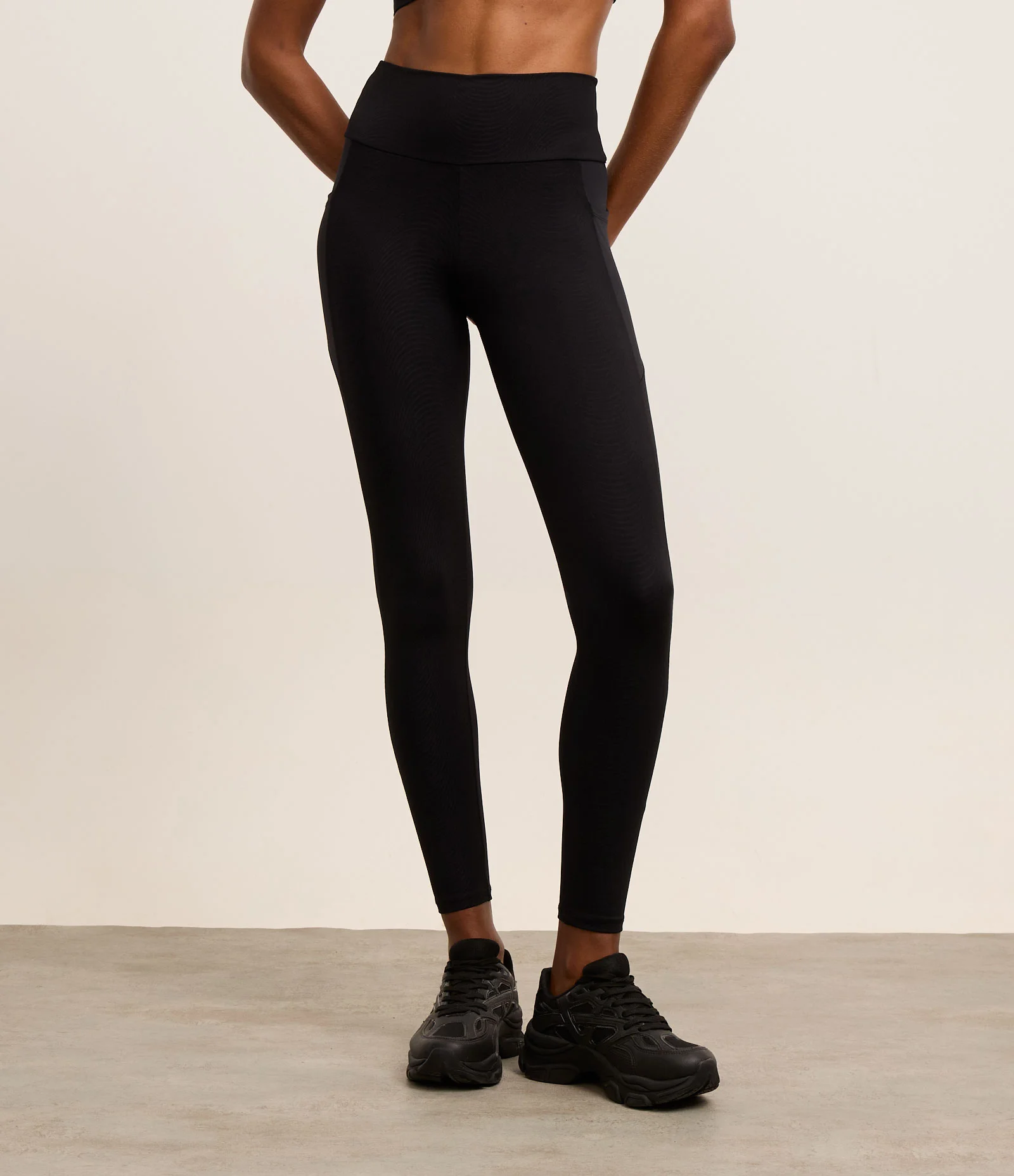 Calça Esportiva Legging em Microfibra com Bolsinho Geométrico Preto 2