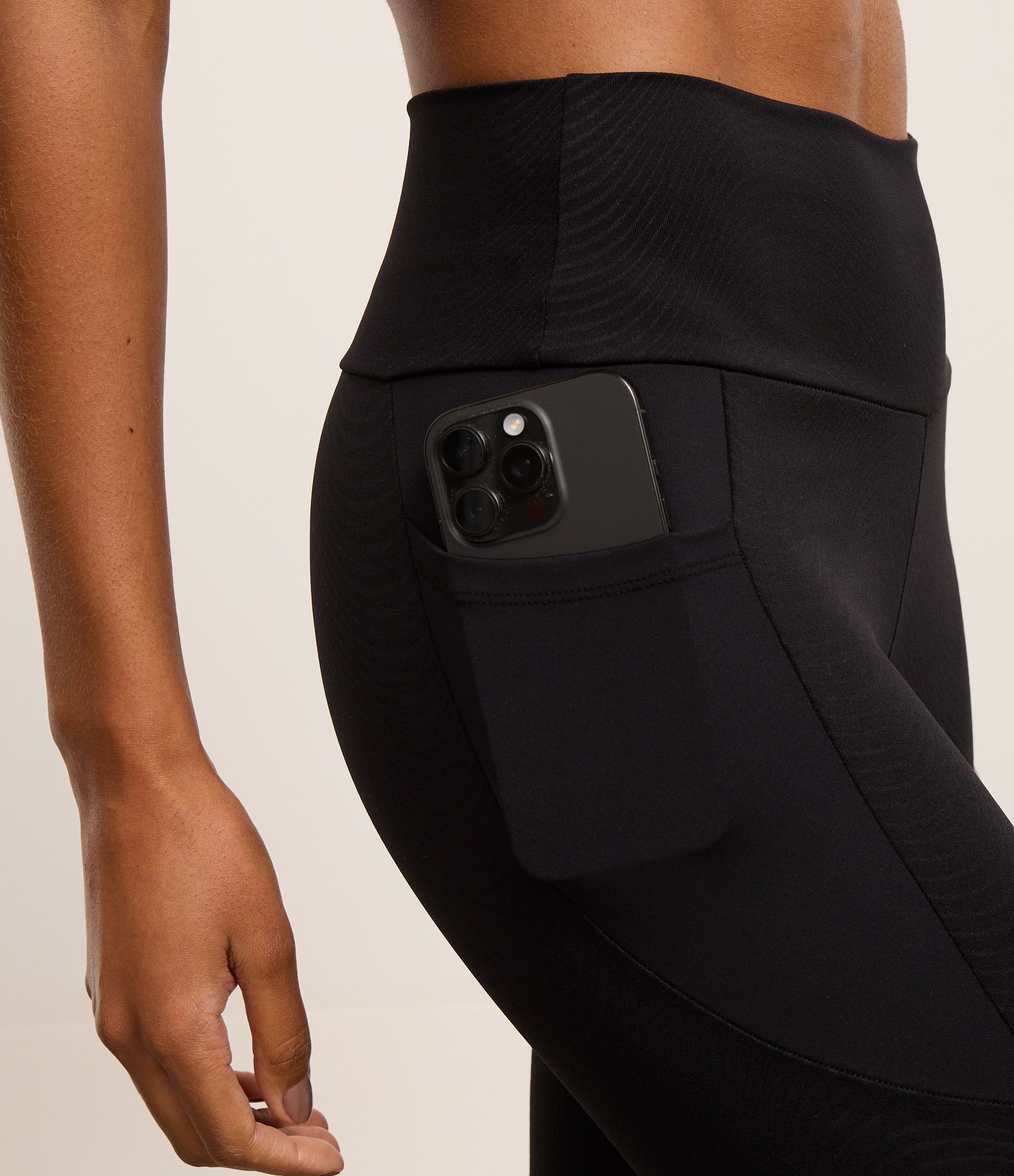 Calça Esportiva Legging em Microfibra com Bolsinho Geométrico Preto 4