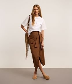 Saia Envelope em Sarja com Cinto Faixa e Bolso Cargo