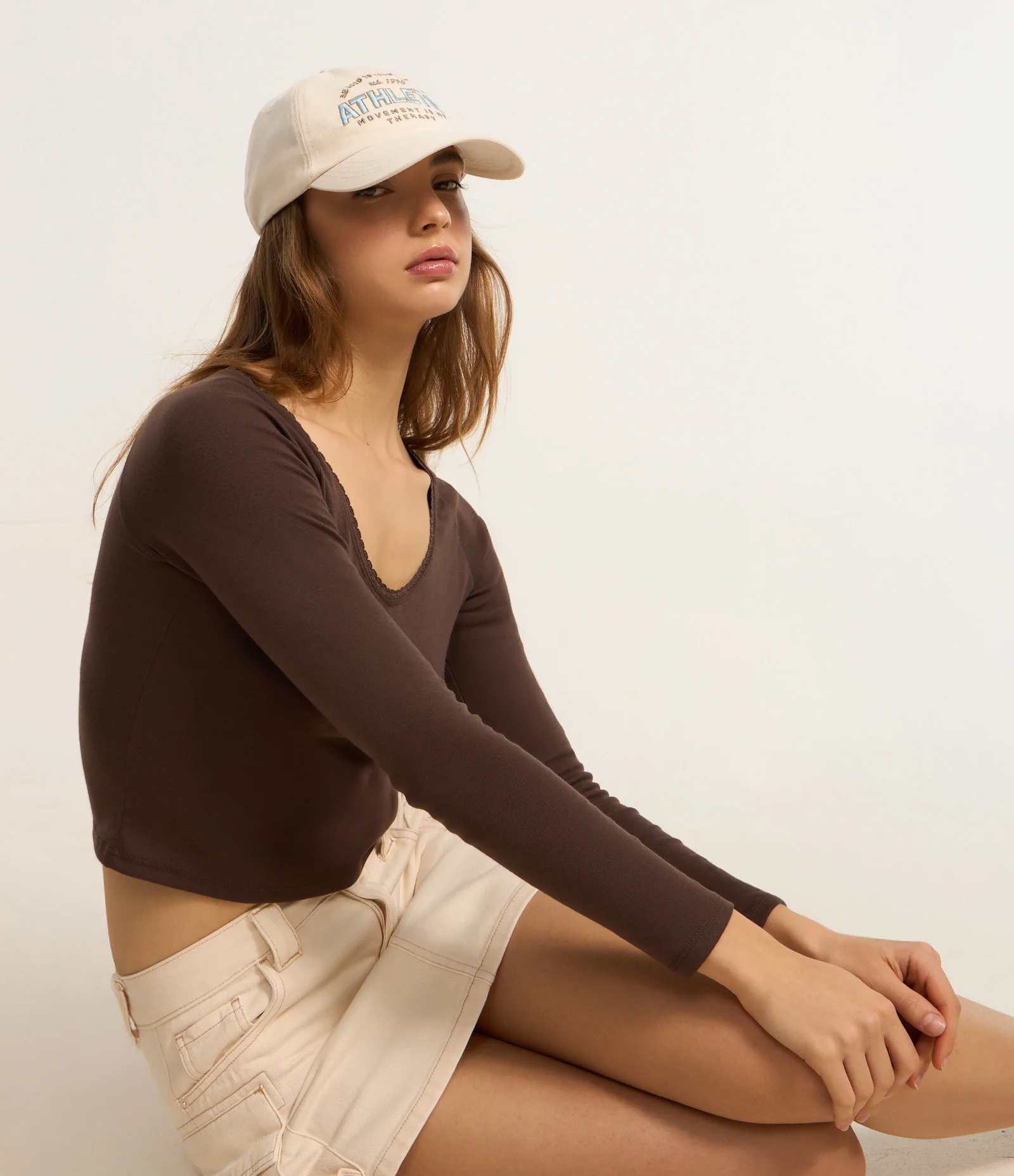 Blusa em Ribana com Rendinha no Decote e Manga Longa Marrom 1