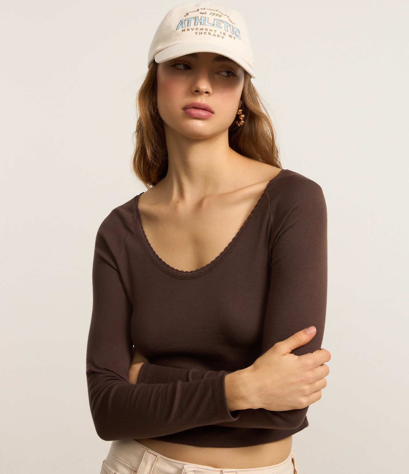 Blusa em Ribana com Rendinha no Decote e Manga Longa Marrom 2