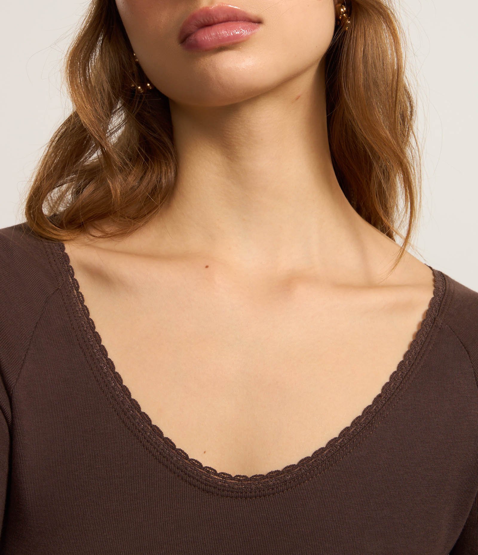 Blusa em Ribana com Rendinha no Decote e Manga Longa Marrom 4