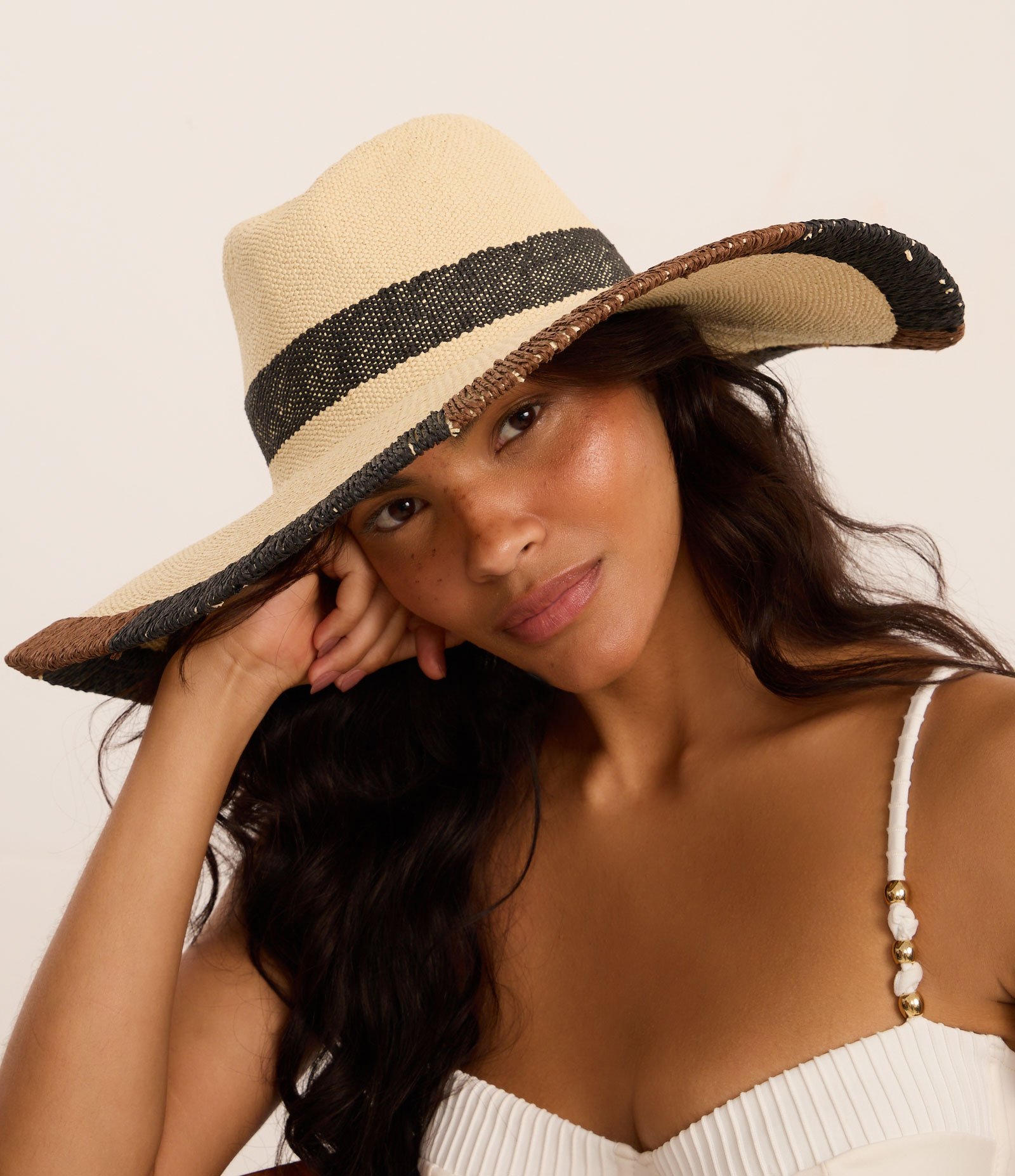 Chapéu de Praia em Palha com Aba Grande e Pespontos na Barra Bege 1