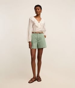 Short Regular em Sarja com Pesponto Contrastante e Bolso Faca