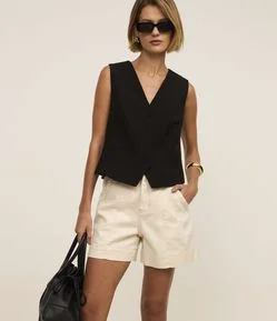 Short Regular em Sarja com Pesponto Contrastante e Bolso Faca