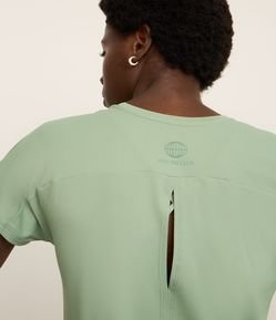 Camiseta Esportiva em Microfibra com Abertura nas Costas e Pala no Ombro