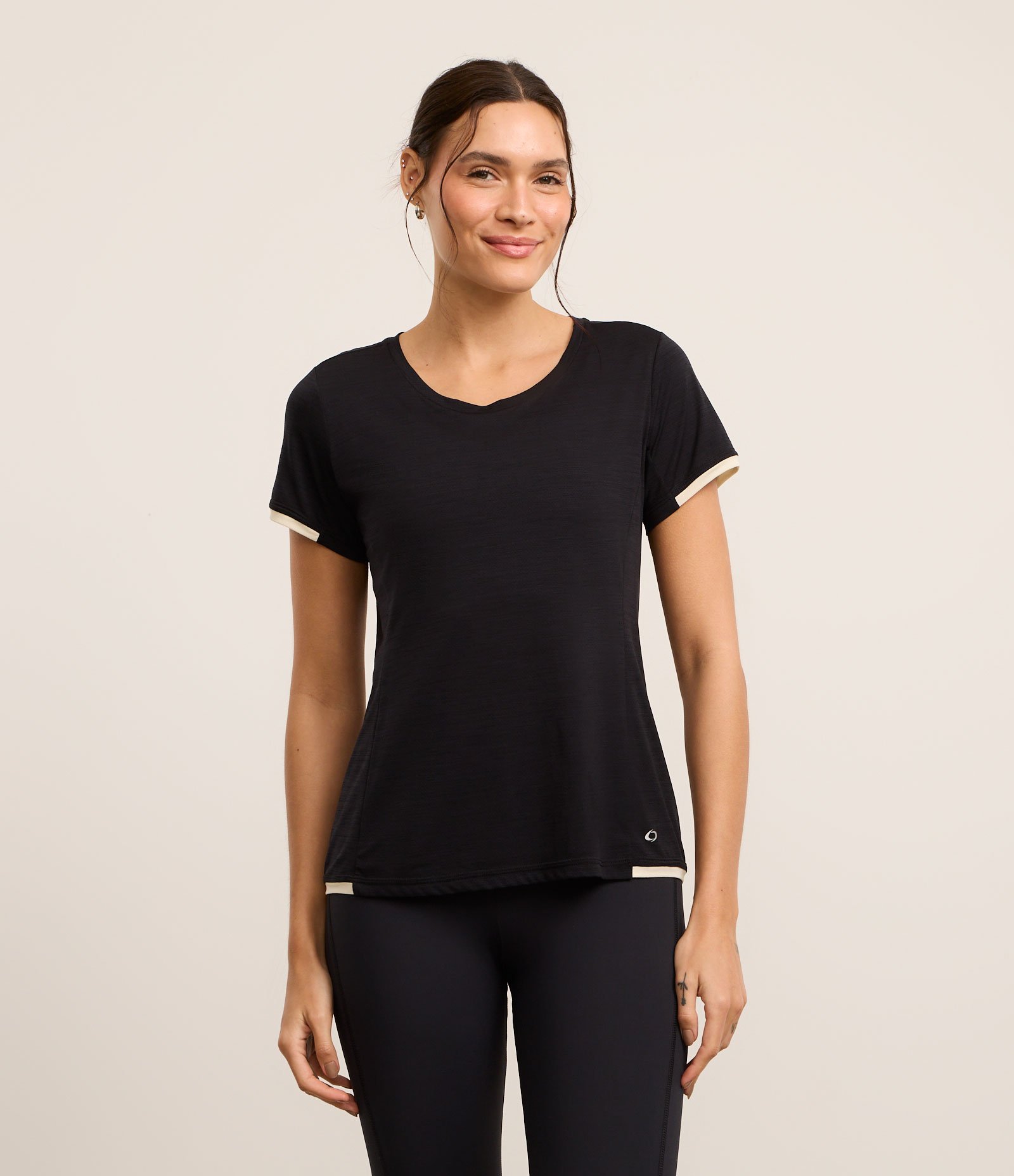 Camiseta Esportiva em Microfibra com Detalhe de Recortes Contrastantes Preto 1