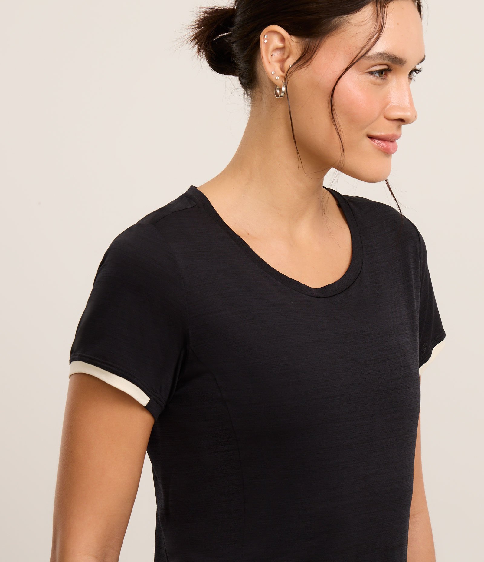 Camiseta Esportiva em Microfibra com Detalhe de Recortes Contrastantes Preto 2