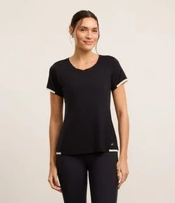 Camiseta Esportiva em Microfibra com Detalhe de Recortes Contrastantes