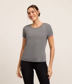 Camiseta Esportiva em Microfibra com Friso Contrastante
