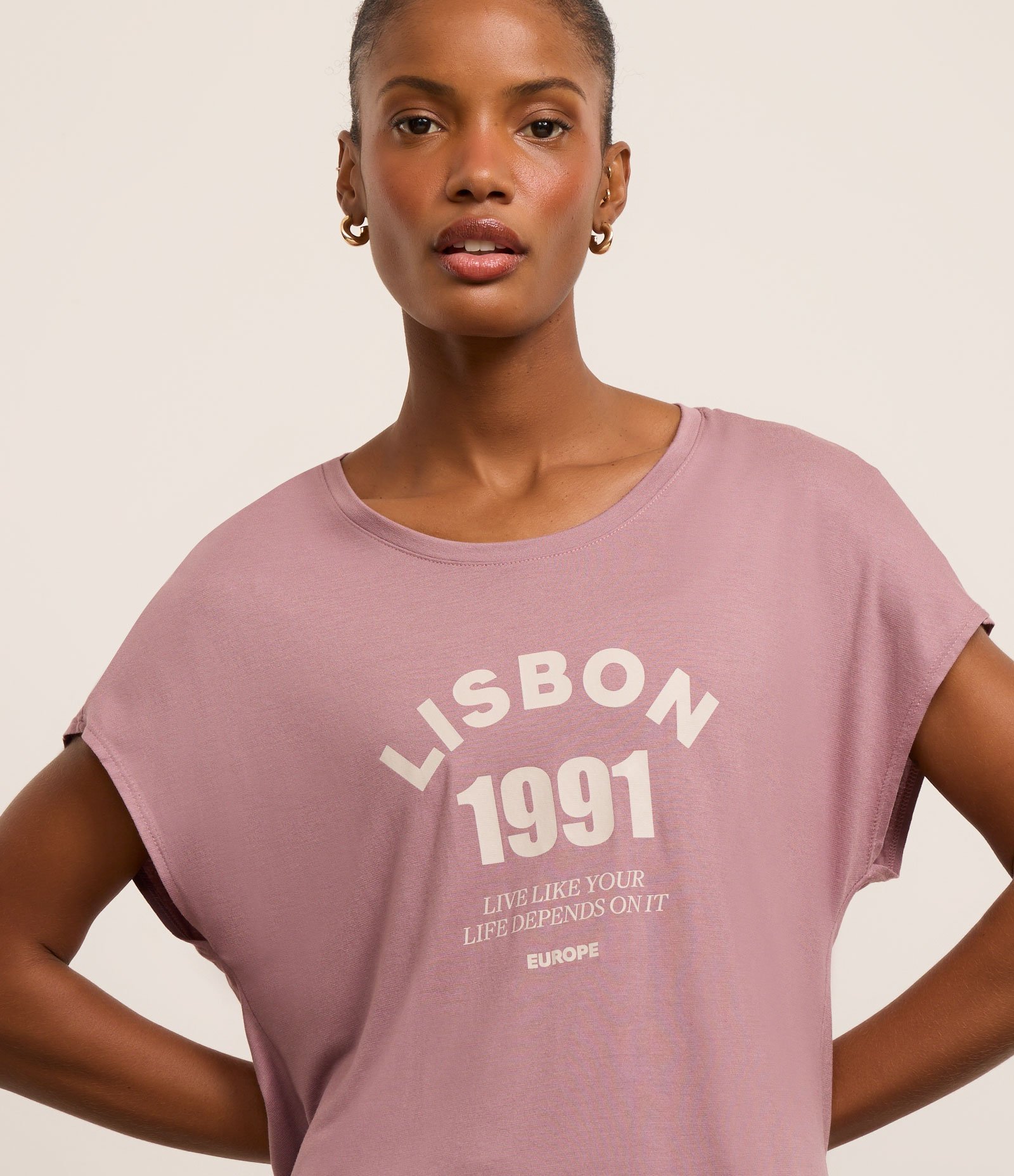 Camiseta Esportivo em Modal com Estampa Lisbon Lilás Neutro 1