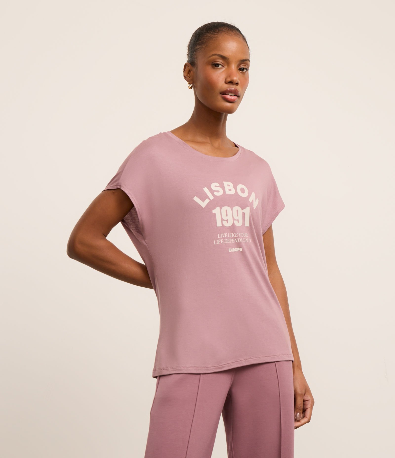 Camiseta Esportivo em Modal com Estampa Lisbon Lilás Neutro 2