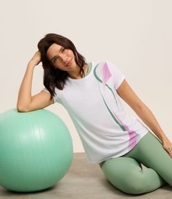Camiseta Esportiva em Microfibra Texturizada com Estampa Ondas