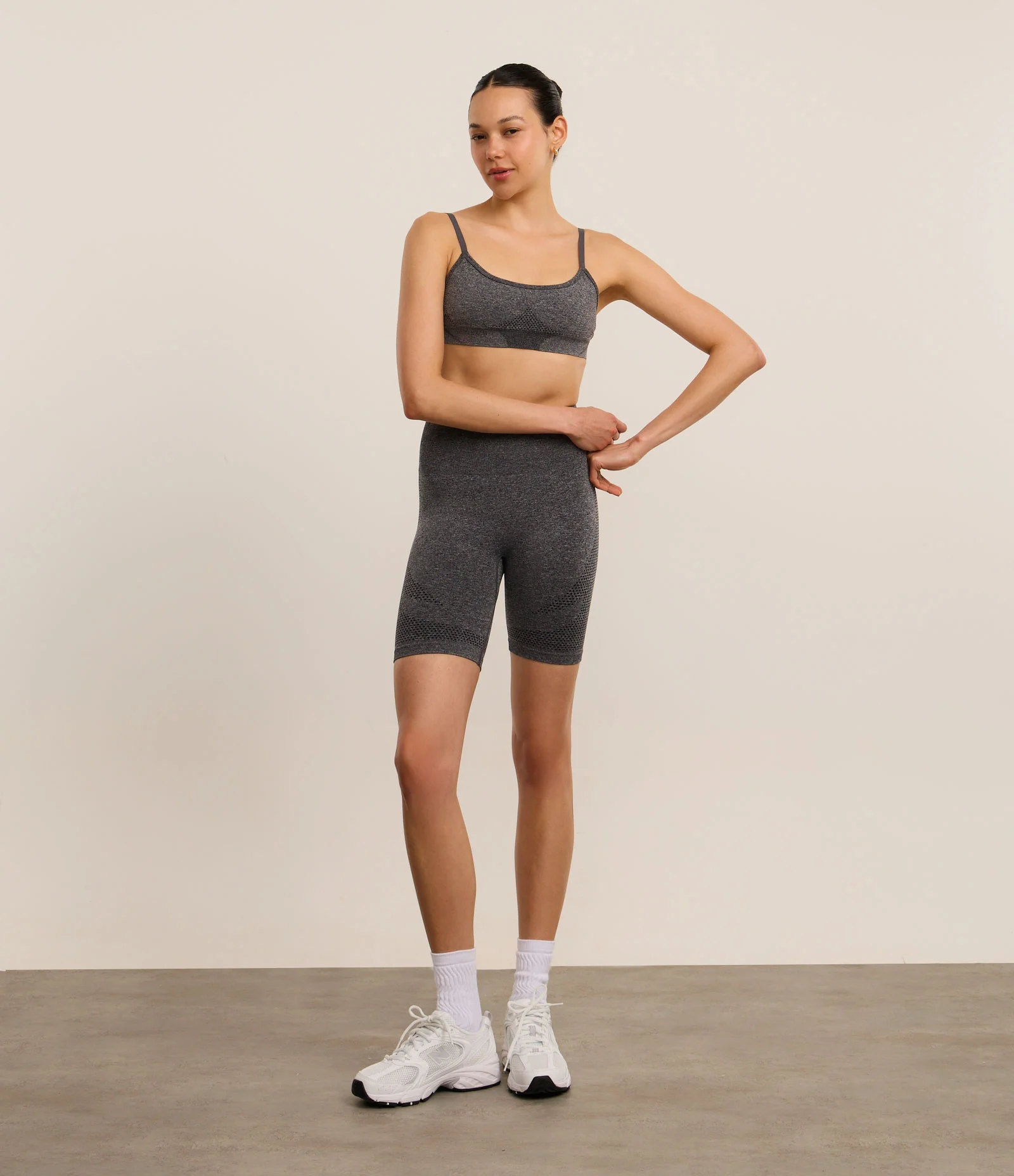 Bermuda Esportiva Seamless com Recortes Texturizados e Efeito Empina Bumbum Cinza 1